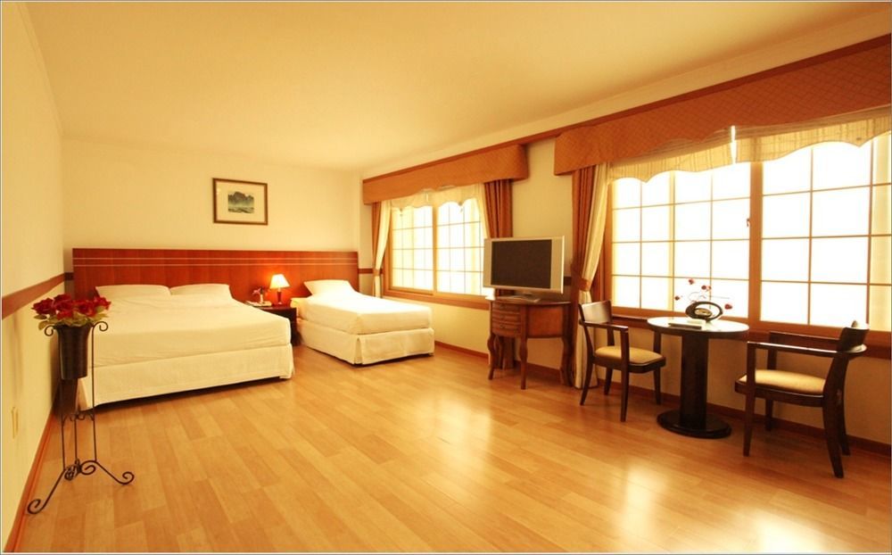 Hotel Ramada By Wyndham Suanbo Chungju Exterior foto